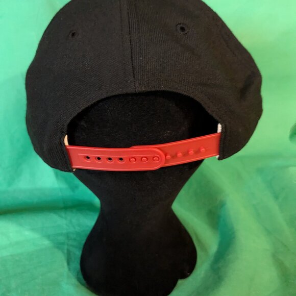 the Bulls ball cap. - Picture 3 of 5